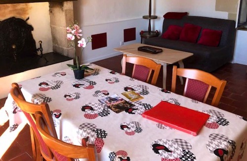 Betz-le-Chateau Villa | Homerez - Bonita villa para 2 pers. con piscina y terraza en Betz-le-Château
