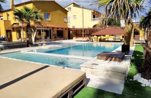 Rubi Villa | Homerez - Villa en Rubí con piscina