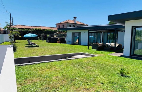 Viana do Castelo Casa | Homerez - Villa con piscina privada en Neiva