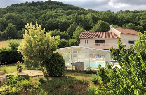 Saint-Gery Casa | Homerez - Casa acogedora en Saint-Géry con piscina compartida