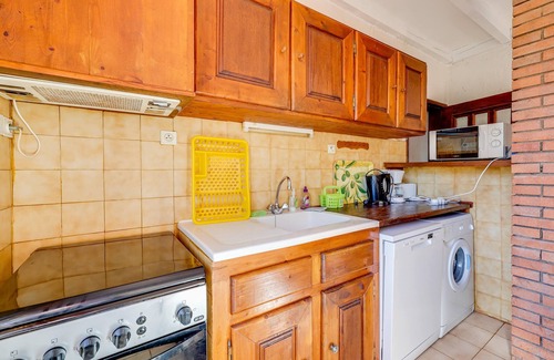 Saint-Pierre-des-Champs Casa | Homerez - Welcoming House in Lagrasse with Shared Pool