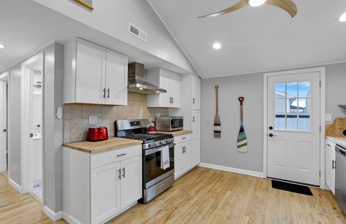 Buckeye Lake Casa | Homesmith Cottage Buckeye Lake with Hot Tub!