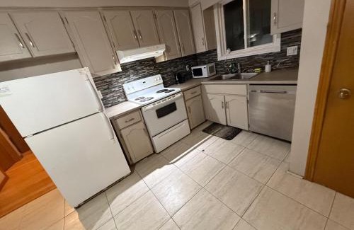 Kitchener Casa | Homestay at Heart Of Kitchener-Free Wifi & Parking