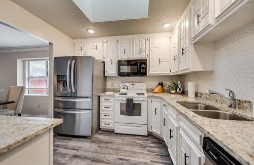 Plano Casa | Homestead Haven: 3-Bedroom Country Hideaway
