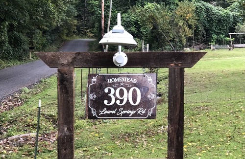 Cosby Cabina | HOMESTEAD is a completely remodeled cabin just minutes from Gatlinburg.