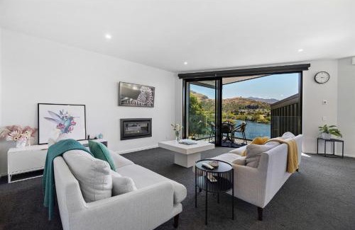 Kelvin Heights Casa | Homestead Retreat - 2 Bedroom - Lake View