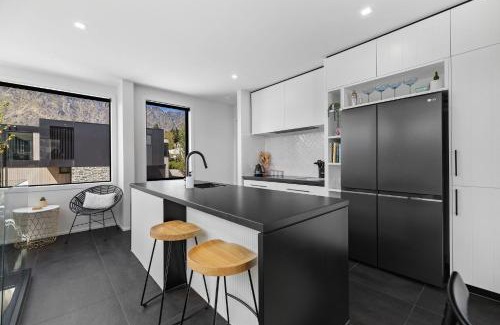 Kelvin Heights Casa | Homestead Retreat - 2 Bedroom - Lake View