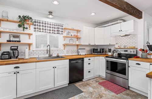 Albany Cabaña | Hometown FAVE - Spacious 2-BDRM Cottage Near Downtown Albany & Close to OSU