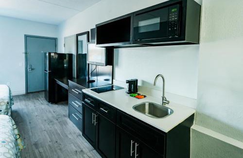 West San Antonio Hotel | HomeTowne Studios by Red Roof San Antonio - SeaWorld Northwest