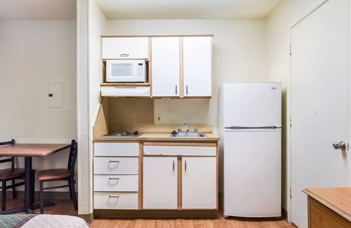 Far North Dallas Hotel | HomeTowne Studios By Red Roof Dallas - North Addison/ Tollway
