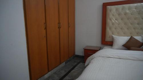Lahore Cama Y Desayuno | Homewood Suites Family Guest House & Apartments