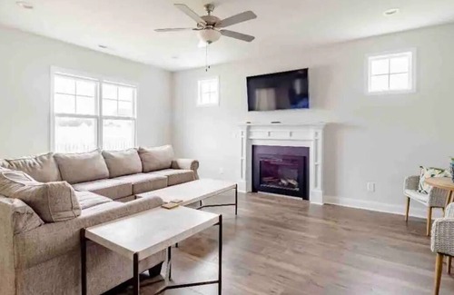 Selma Casa | Homey 4BD Huge Backyard in Quiet Neighborhood
