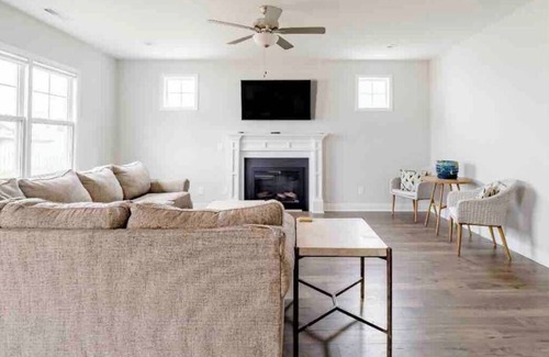 Selma Casa | Homey 4BD Huge Backyard in Quiet Neighborhood