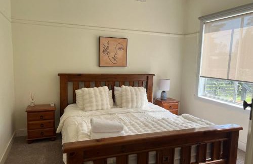 Cowes Casa | Homey Beach Cottage with Spa, walk to beach