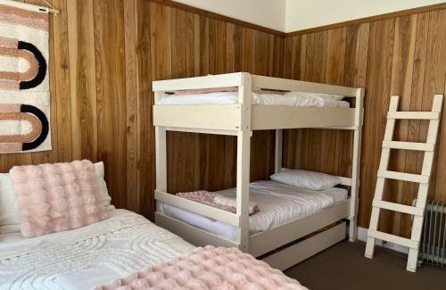 Cowes Casa | Homey Beach Cottage with Spa, walk to beach