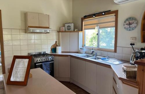Cowes Casa | Homey Beach Cottage with Spa, walk to beach