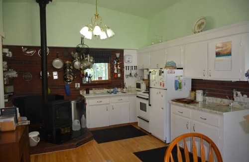 Boularderie Cabaña | Homey cottage on Great Bras d'Or Lake.
