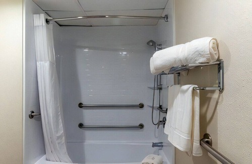 Del Mar Casa | Homey King Bed w/ Thick Mattress Roll-in Shower