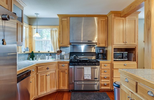Long Barn Cabina | Homey Long Barn Cabin w/ Deck & Fire Pit!