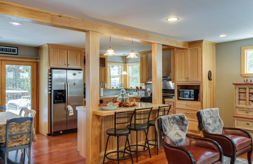 Long Barn Cabina | Homey Long Barn Cabin w/ Deck & Fire Pit!