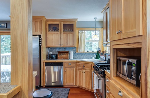Long Barn Cabina | Homey Long Barn Cabin w/ Deck & Fire Pit!