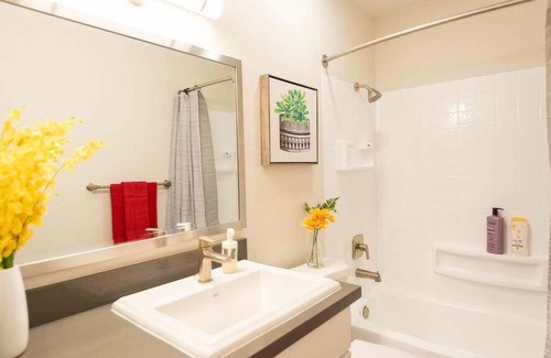 Birdland Apartamento | Homey Modern 2BR-15min to Gaslamp, SeaWorld, Beach