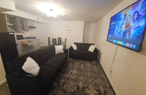 Newark Apartamento | Homey one bedroom apartment with a large living room.