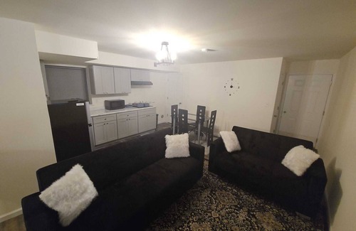 Newark Apartamento | Homey one bedroom apartment with a large living room.