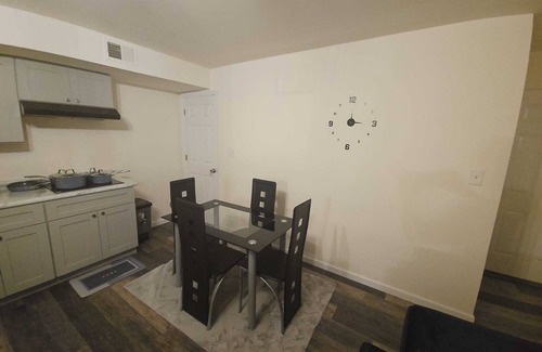 Newark Apartamento | Homey one bedroom apartment with a large living room.
