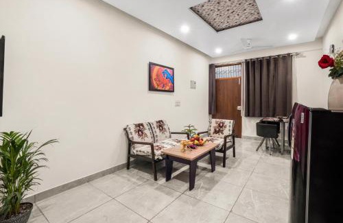 Dilshad Garden Apartamento | Homlee-Luxurious 2BHK-Dilshad Metro- Ground Floor