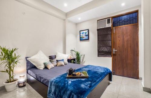 Dilshad Garden Apartamento | Homlee-Luxurious 2BHK-Dilshad Metro- Ground Floor