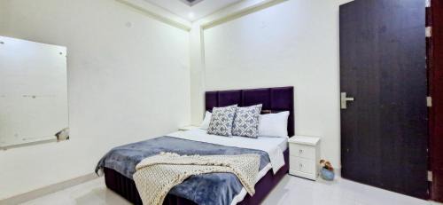 Vasundhara Apartamento | Homlee-Vasundhara 3BHK Flat- kitchen-Parking-Lift