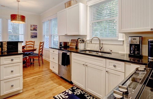 Bald Head Island Cabaña | Hondo's Hideaway is a beautiful three-bedroom cottage in prime location near market, shopping, and dining. Newly decorated. Temporary membership to Shoals Club and BHI Club available. Two 4-passenger golf carts, bicycles, and luxury amenities provide