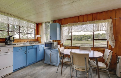 White Mills Cabina | Honesdale Cabin: 110 Shared Acres, Animal Rescue!