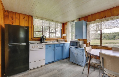White Mills Cabina | Honesdale Cabin: 110 Shared Acres, Animal Rescue!