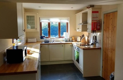 Rhosybol Cabaña | Honey Cottage está a solo 3 millas de Amlwch en la costa norte de Anglesey.