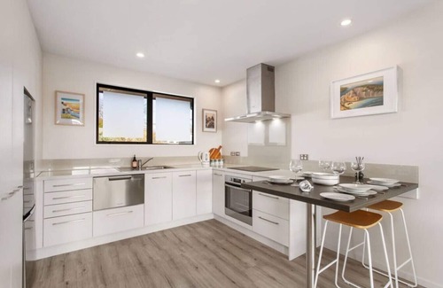 Edgeware Apartamento | Honey for the Money Warm Sunny 10 mins CBD