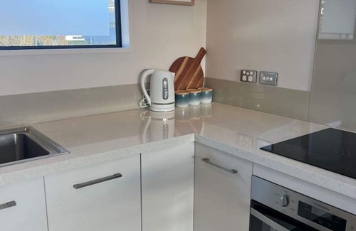 Edgeware Apartamento | Honey for the Money Warm Sunny 10 mins CBD