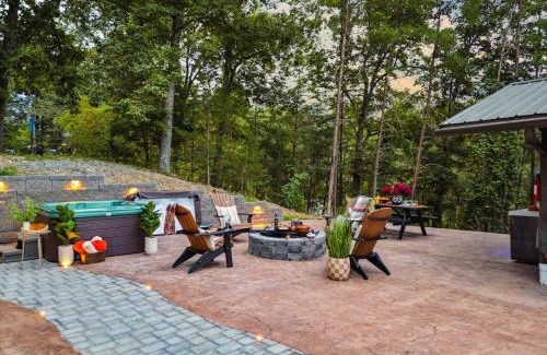 Caton Casa | Honeybear Hideaways - Luxurious Modern 7BR Cabin with Indoor Pool, Game Room, Hot Tub & Fireplace