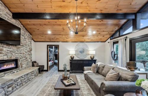 Caton Casa | Honeybear Hideaways - Luxurious Modern 7BR Cabin with Indoor Pool, Game Room, Hot Tub & Fireplace