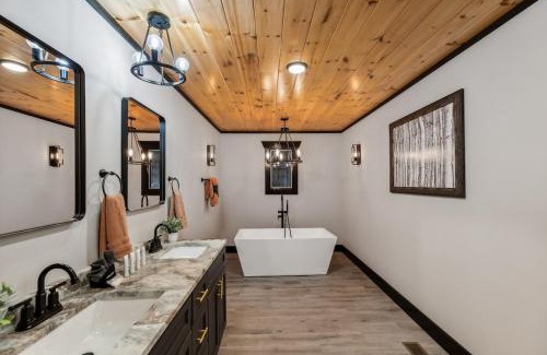 Caton Casa | Honeybear Hideaways - Luxurious Modern 7BR Cabin with Indoor Pool, Game Room, Hot Tub & Fireplace
