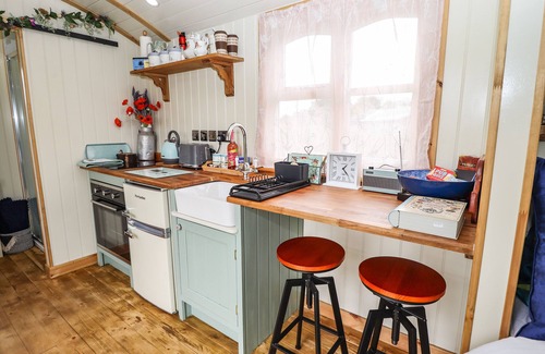 Woodhall Spa Cabaña | HONEYBEE LODGE, pet friendly, with a garden in Woodhall Spa