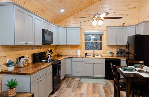 Sevierville Cabina | Honeymoon escape! Hot Tub and King bed
