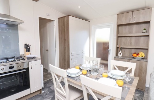 Runswick Bay Cabaña | HONEYSUCKLE LODGE, pet friendly, with hot tub in Staithes
