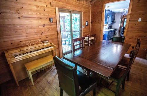New Market Cabina | Honeysuckle Hideaway Cabin with hot tub and king bed! Family friendly.
