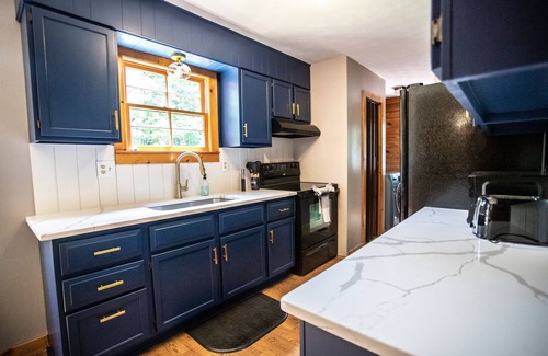New Market Cabina | Honeysuckle Hideaway Cabin with hot tub and king bed! Family friendly.