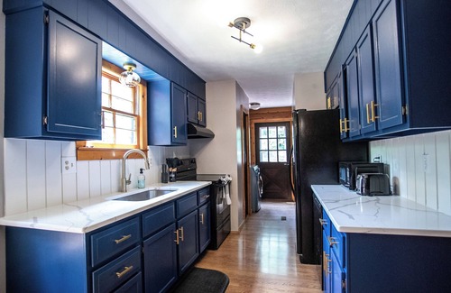 New Market Cabina | Honeysuckle Hideaway Cabin with hot tub and king bed! Family friendly.