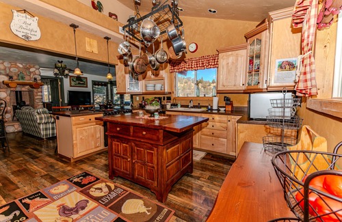 Long Valley Junction Cabina | Honky Tonk Cabin, Karaoke Bar & Stage 3bed/2bath, Hot Tub