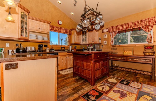 Long Valley Junction Cabina | Honky Tonk Cabin, Karaoke Bar & Stage 3bed/2bath, Hot Tub