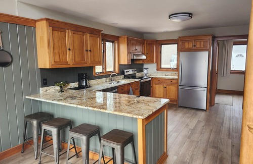 Outing Cabina | Hooked on Lake Roosevelt Spacious Cabin + Pontoon Rental